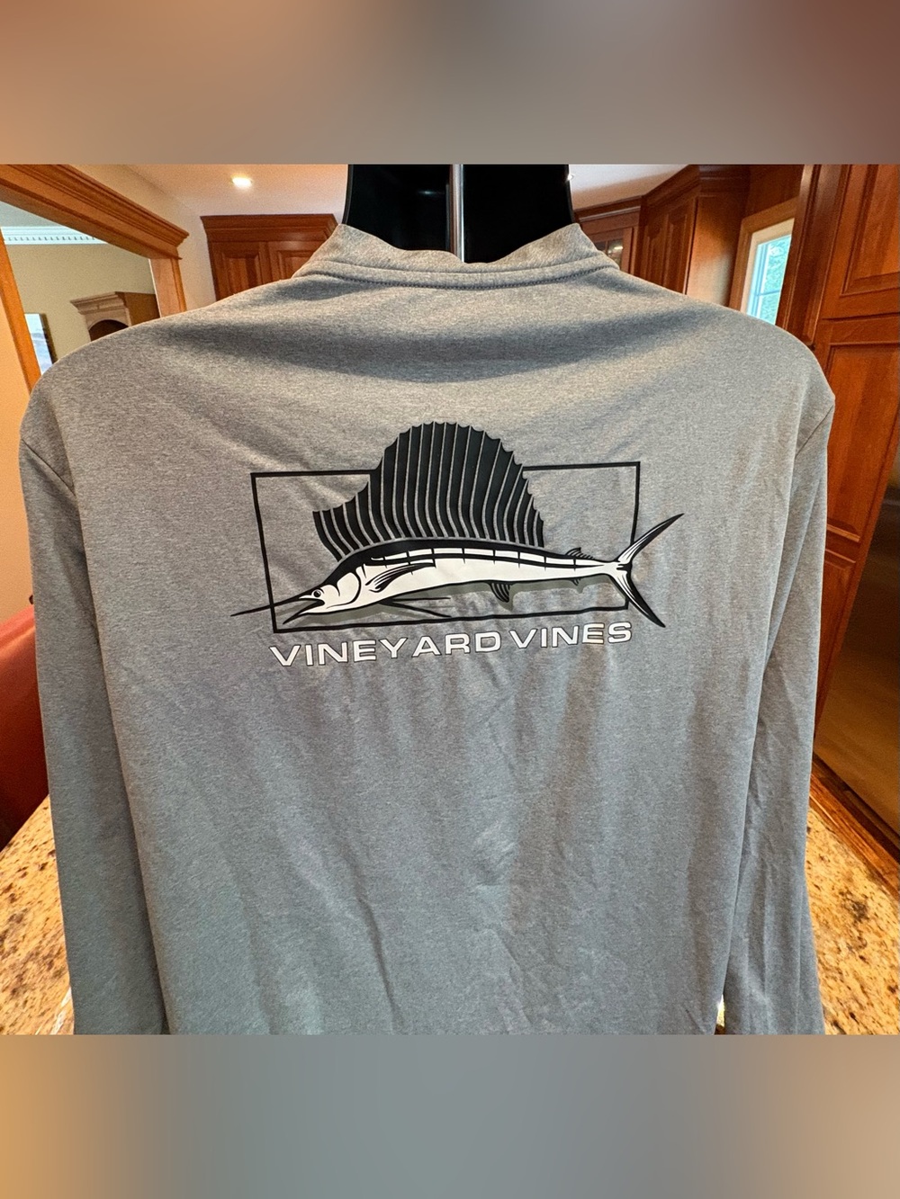 Vineyard Vines men’s performance long sleeve t-shirt. Sharp grey w/logos. Large